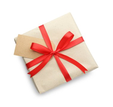 Kraft kağıdına sarılı bir hediye. Yay ve kart beyaz, üst görünümde izole edilmiş.