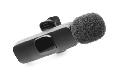 Lavalier mikrofonu beyaza izole edilmiş. Ses ekipmanları