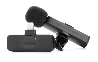 Lavalier mikrofonlar ve kablosuz alıcılar beyaza izole edildi