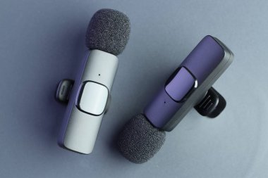 Açık gri arkaplanda Lavalier mikrofonları, üst görünüm