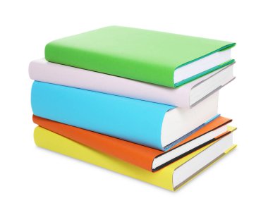 Beyaz arkaplan üzerine renkli kitap yığını