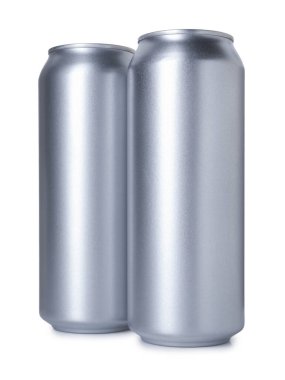 İki boş teneke kutu beyaza izole edilmiş.