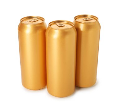 Birçok boş teneke kutu beyaza izole edilmiş.