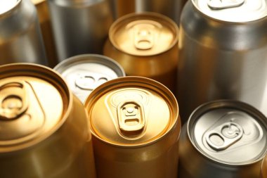 Arka plan olarak pek çok farklı teneke kutu, yakın plan