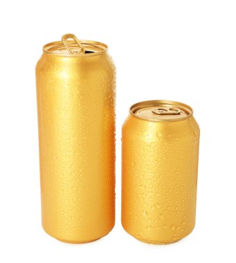 İki altın teneke kutu beyaza izole edilmiş