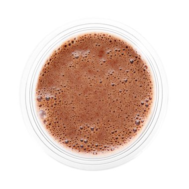 Plastik bardaktaki lezzetli çikolatalı süt beyaza izole edilmiş.