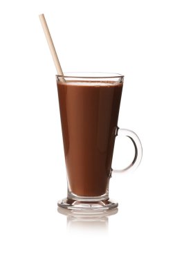 Lezzetli çikolatalı süt beyaz bardakta izole edilmiş