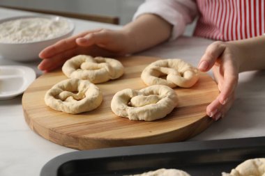 Mutfaktaki masada pişmemiş krakerleri olan kadın, yakın plan.