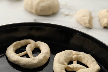 Pişmemiş krakerler ve hamur beyaz masada, yakın plan.