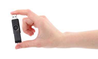 Beyaz arkaplanda USB bellek tutan kadın, yakın plan.