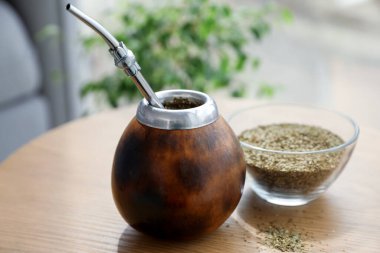 Geleneksel yerba mat çayı ahşap masa içinde.