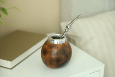 Geleneksel yerba mate çayı ve kitap komodinin içinde.