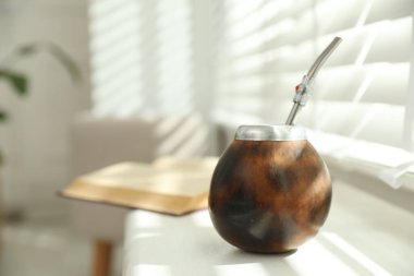 Geleneksel yba mate çayı pencere pervazında, kapalı.