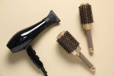 Bej arka planda yuvarlak fırçalar ve kurutma makinesi, düz konum