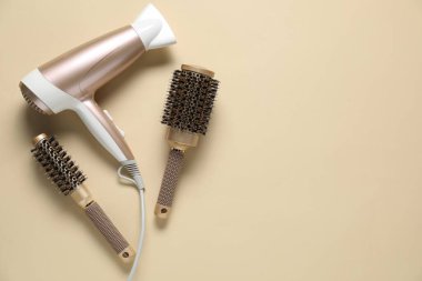 Bej arka planda yuvarlak fırçalar ve kurutucu, düz bir zemin. Metin için boşluk