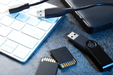 SD hafıza kartları, USB flaş bellek, kablo ve klavyeli sabit disk koyu gri tablo, yakın çekim