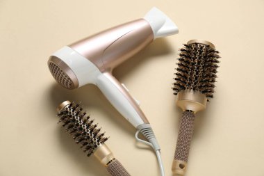 Bej arka planda yuvarlak fırçalar ve kurutucu, üst görünümde