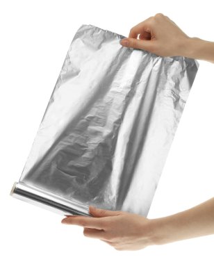 Beyaz arkaplanda alüminyum folyo tutan kadın, yakın plan.