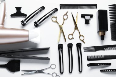 Beyaz arka planda farklı saç şekillendirme araçları, düz yatış