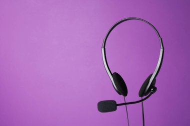 Mor zemin üzerinde mikrofon olan kulaklık, metin için boşluk