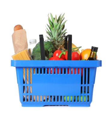 Beyaza izole edilmiş farklı gıda ürünleri içeren alışveriş sepeti.