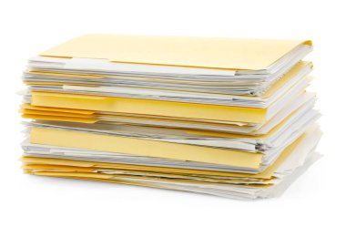 Beyaz üzerine izole edilmiş kağıtlar içeren dosya dizinleri yığını