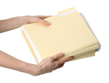 Beyaz arkaplanda kağıt dosya dizinleri tutan kadın, yakın plan