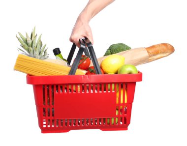 Beyaz arka planda farklı ürünleri olan alışveriş sepeti tutan adam, yakın plan.