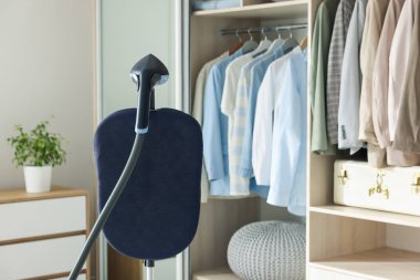 Dolabın yanında duran modern, dik vapur.