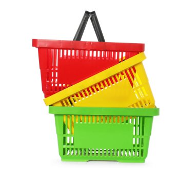 Beyaza izole edilmiş renkli alışveriş sepetleri yığını