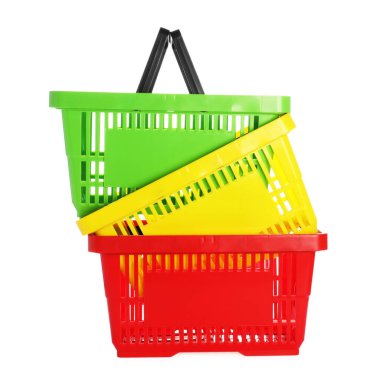 Beyaza izole edilmiş renkli alışveriş sepetleri yığını