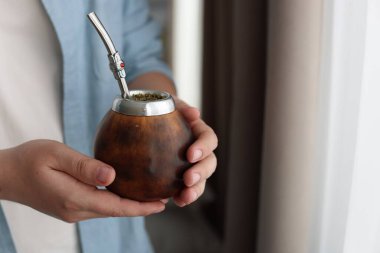 Geleneksel Yerba Mate çayı olan bir adam, yakın plan. Metin için boşluk