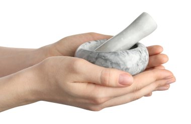 Hafif arka planda havan topu ve tokmağı olan kadın, yakın plan.