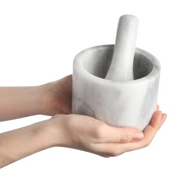 Hafif arka planda havan topu ve tokmağı olan kadın, yakın plan.