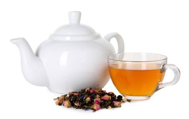 Cam fincanda nefis bitkisel çay, çaydanlık ve kuru yapraklar beyaz üzerine izole edilmiş.