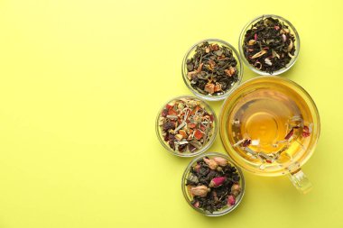 Cam fincanda nefis bitki çayı ve yeşil arka planda kuru yapraklar. Metin için boşluk