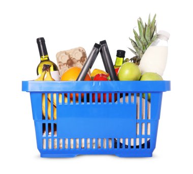Beyaza izole edilmiş farklı gıda ürünleri içeren alışveriş sepeti.
