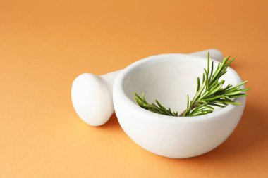 Biberiyeli seramik havan topu ve açık kahverengi arka planda tokmak, yakın plan