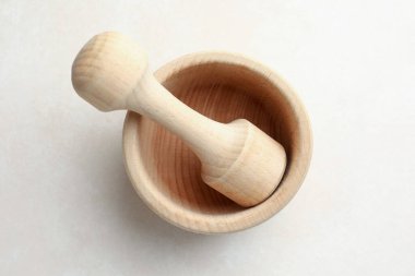 Tahta havan ve tokmak beyaz masa, üst manzara