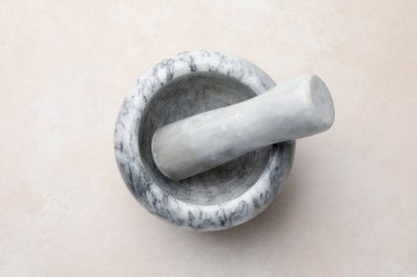 Beyaz masa üzerinde mermer harç ve tokmak, üst görünüm