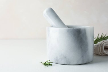 Biberiyeli mermer havan topu ve beyaz masa, yakın plan. Metin için boşluk