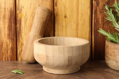 Biberiyeli havan topu ve ahşap masa, yakın plan.