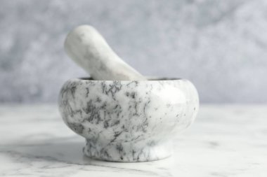 Havan topu ve tokmak beyaz mermer masa, yakın çekim