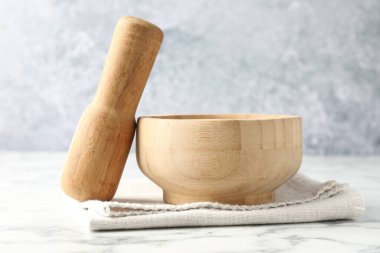 Tahta havan, tokmak ve kumaş beyaz mermer masa, yakın çekim