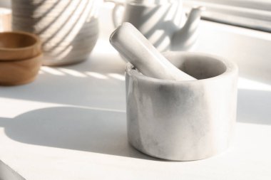 Pencere pervazına mermer havan ve tokmak, yakın plan. Metin için boşluk