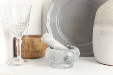 Beyaz masa üzerinde mermer harç ve tokmak kapalı, yakın çekim