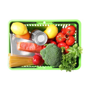 Beyaz, üst görünümde izole edilmiş ürünlerle dolu plastik alışveriş sepeti.