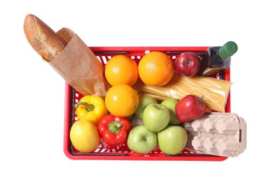 Beyaz, üst görünümde izole edilmiş ürünlerle dolu plastik alışveriş sepeti.