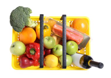 Beyaz, üst görünümde izole edilmiş ürünlerle dolu plastik alışveriş sepeti.