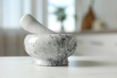 Havan topu ve tokmak beyaz mermer masa üzerinde mutfak, yakın çekim